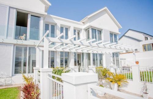 George House | Exceptional Stay at Beautiful Gate with Family-Friendly Amenities