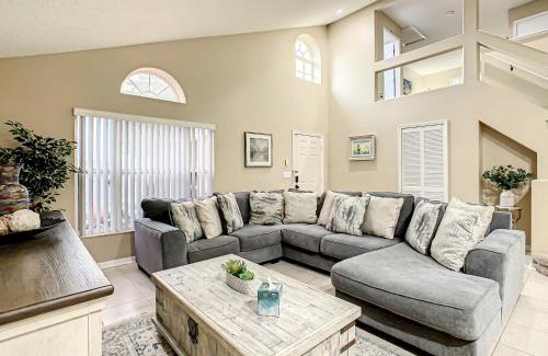Lindfields House | Beautiful Getaway Home Minutes from Disney