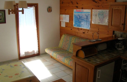 Bozel Apartment | Cozy Gite for 4 with Ocean View and Spa Amenities