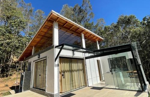 Bocaina de Minas Villa | Beautiful glass house with a view and lush water