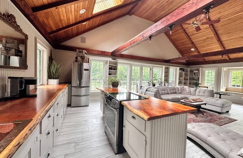 South Berwick House | Beautiful Guest House in Picturesque South Berwick - 420 Friendly