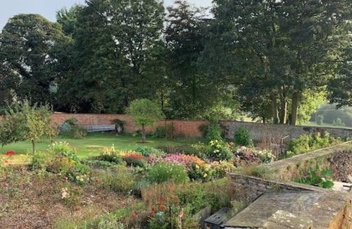 Sibford Gower House | Enchanting Cotswolds Guest House with Family & Pet Amenities