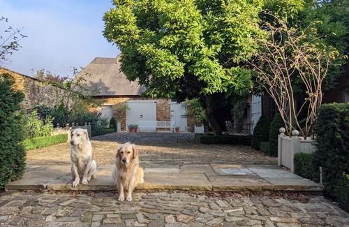 Sibford Gower House | Enchanting Cotswolds Guest House with Family & Pet Amenities