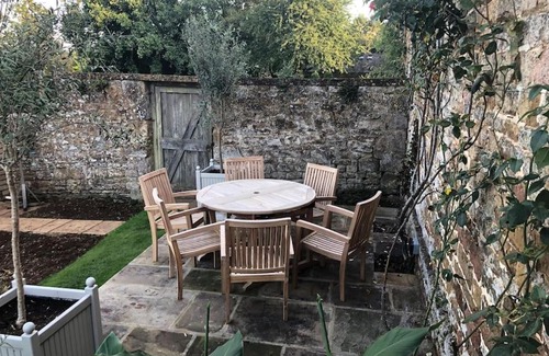 Sibford Gower House | Enchanting Cotswolds Guest House with Family & Pet Amenities