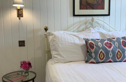 Sibford Gower House | Enchanting Cotswolds Guest House with Family & Pet Amenities