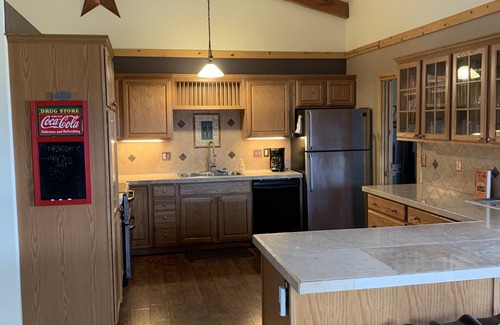 Plush House | Inviting Hart Mountain Log House - Guest Rated 9.8, Hot Tub