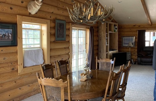Plush House | Inviting Hart Mountain Log House - Guest Rated 9.8, Hot Tub