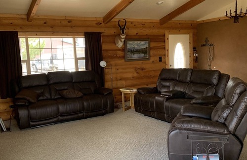 Plush House | Inviting Hart Mountain Log House - Guest Rated 9.8, Hot Tub