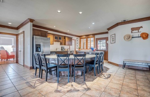 Boerne House | Idyllic Hill Country Ranch Home – Spa & Breakfast Included!
