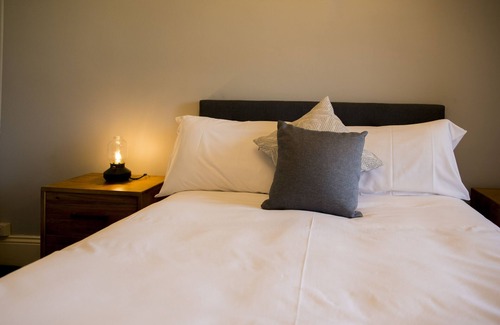 Abermain Hotel | Historic Hotel in Hunter Valley with Pool and Family Amenities