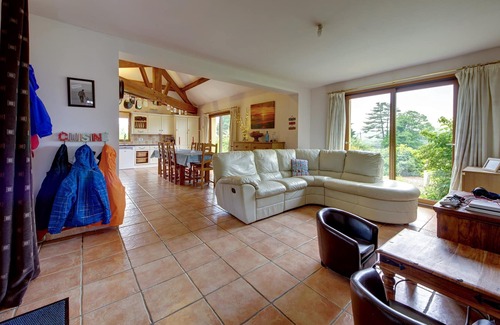 Abjat-sur-Bandiat House | Welcoming Dordogne Retreat for 10 with Pool & Pet-Friendly Amenities