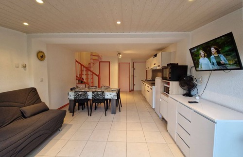 Marseillan House | Inviting Holiday Home with Pool and Tennis Court Facilities