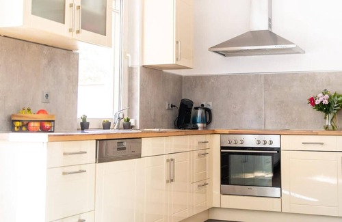 Neuborger House | Relaxing Holiday Home with Hot Tub & Spa Amenities