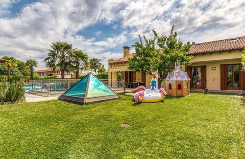 Pagnano Villa | Pet-Friendly Holiday Home in Zelarino with Pool
