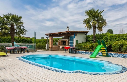 Pagnano Villa | Pet-Friendly Holiday Home in Zelarino with Pool