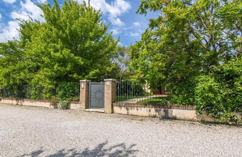 Pagnano Villa | Pet-Friendly Holiday Home in Zelarino with Pool