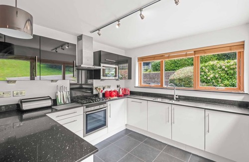 Talland House | Cozy Holiday Home Steps from Talland Beach with Pool & Spa