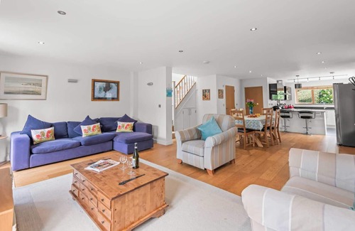 Talland House | Cozy Holiday Home Steps from Talland Beach with Pool & Spa