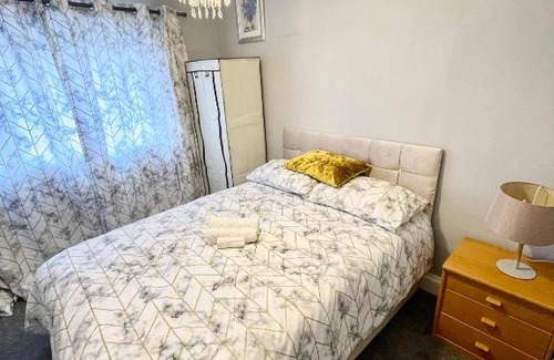 Graig Apartment | Elegant Holiday Home Near Newport City Centre - Sleeps 8
