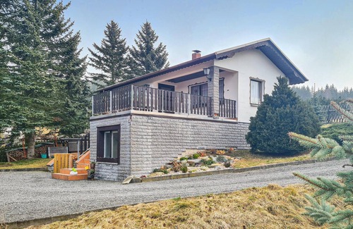 Adorf House | Relaxing Nature Getaway with Lake View and Spa Amenities
