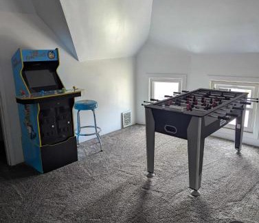 Southeast Omaha House | Beautiful Home 7 bd 3000sf for Groups & Families