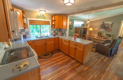 Brooksville House | Scenic Retreat Near Hiking Trails with Spa & Hot Tub