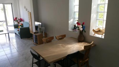 Xylokastro-Evrostina Apartment | Welcoming Home with Child-Friendly Amenities and 8/10 Rating