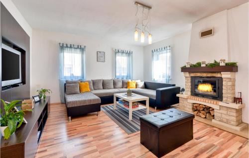 Sracinec House | Inviting Home in Svibovec Podravski with Pool & Kitchen