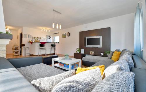 Sracinec House | Inviting Home in Svibovec Podravski with Pool & Kitchen