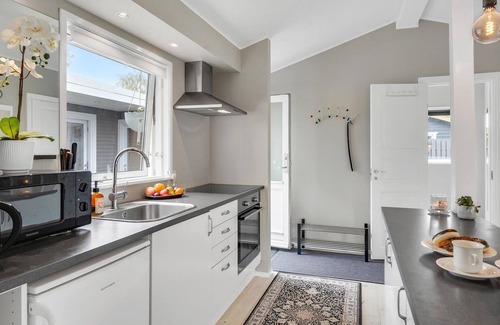 Kirke Hyllinge House | Modern Cottage Retreat with Private Garden, Near Fjord