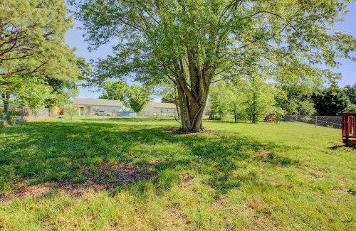 Clarksville House | Welcoming Home with Pet-Friendly Amenities & High Ratings