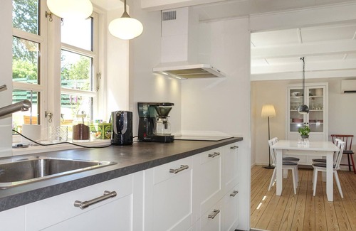 Tejn House | Welcoming Two-Storey Cottage with Sea View in Cozy Tejn