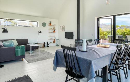 Sandvig House | Cozy Home in Allinge with Kitchen for Family Retreats