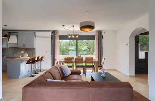 Bale House | Top-Rated 5 Bedroom Accommodation in Bale with Pool & Spa