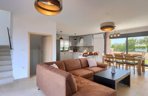 Bale House | Top-Rated 5 Bedroom Accommodation in Bale with Pool & Spa