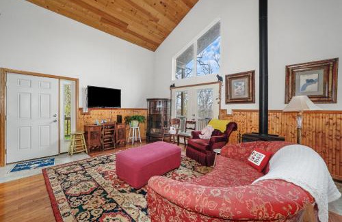 Waukegan House | Inviting Home in Beach Park, IL - Pet & Child Friendly Stay