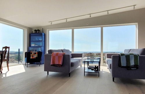 Bomlo House | Relax in Bremnes: Oceanfront Vacation Home by Rocky Coast