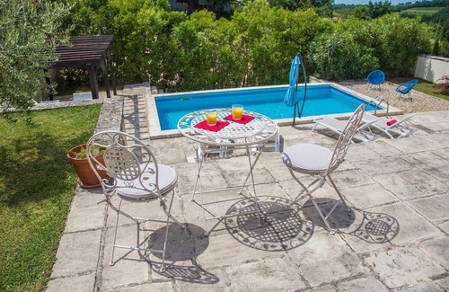 Momjan House | Ideal 2 Bedroom Accommodation with Pool in Buje