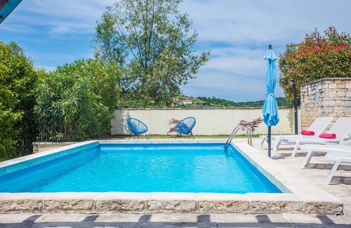 Momjan House | Ideal 2 Bedroom Accommodation with Pool in Buje