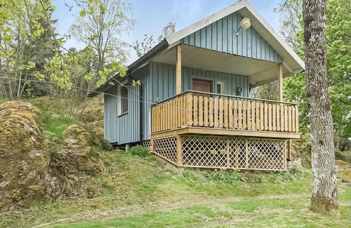 Tanum O House | Cozy 1 Bedroom Retreat with Lake View & Spa in Bullaren