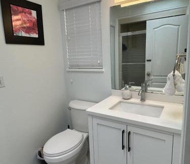 Burnaby House | Inviting Home Near Metrotown in Burnaby, Family-Friendly Stay