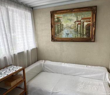 Burnaby House | Inviting Home Near Metrotown in Burnaby, Family-Friendly Stay