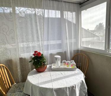 Burnaby House | Inviting Home Near Metrotown in Burnaby, Family-Friendly Stay