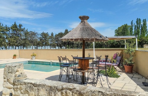Cabannes House | Relaxing Family Vacation Home with Pool and Spa Amenities