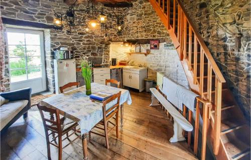 Cherrueix House | Cozy Home in Cherrueix with Family-Friendly Kitchen
