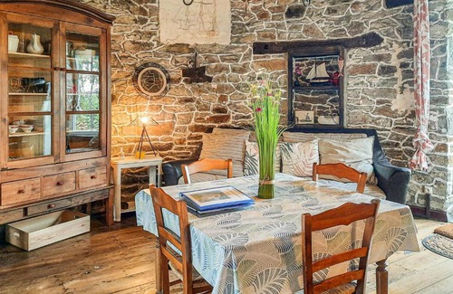 Cherrueix House | Cozy Home in Cherrueix with Family-Friendly Kitchen