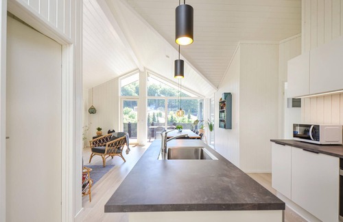 Femmøller House | Serene Cottage Retreat with Ocean Views and Pet-Friendly Stay