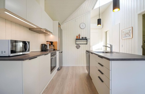 Femmøller House | Serene Cottage Retreat with Ocean Views and Pet-Friendly Stay