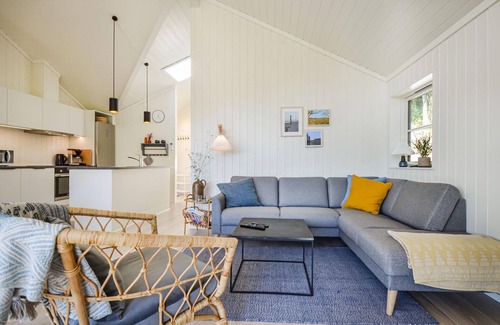 Femmøller House | Serene Cottage Retreat with Ocean Views and Pet-Friendly Stay