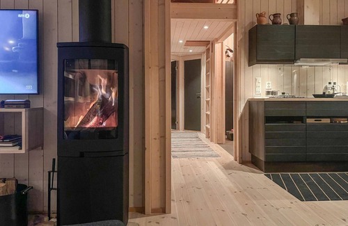 Flaa House | Elegant Cottage at Sørbølfjell with Spa and Lake Views